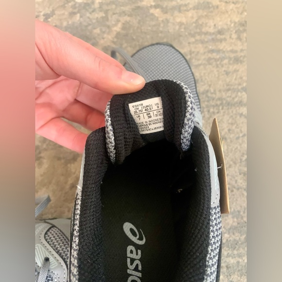 ASICS TRAIL RUNNING SHOES - Never worn! - Picture 4 of 4